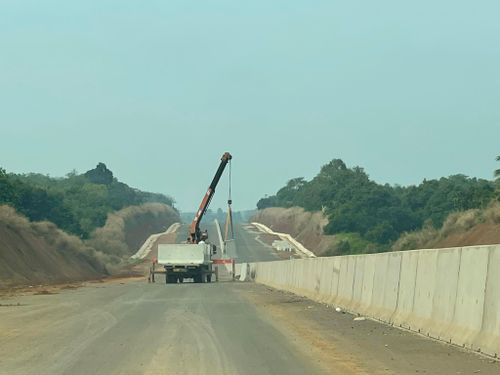Một đoạn đường đang được lắp ráp dải phân cách