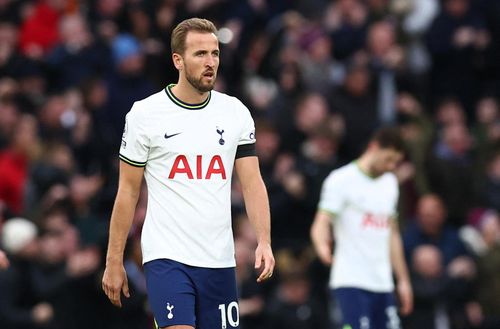  Người phải chịu trách nhiệm cho bàn thua lại chính là đội trưởng Harry Kane. Tiền đạo sinh năm 1993 để mất bóng ngay trước vùng cấm khiến đồng đội tuyến dưới không kịp trở tay. Đây cũng là trận thứ 7 liên tiếp, Spurs thủng lưới từ 2 bàn trở lên tại Premier League, chuỗi thành tích tệ nhất của "Gà trống" kể từ tháng 11/1988 (8 trận liên tiếp thủng lưới 2 bàn trở lên). 