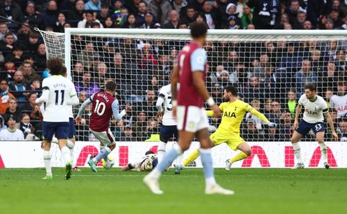 Công việc của Emiliano Buendia chỉ là dứt điểm từ cự ly gần, đưa Aston Villa vượt lên dẫn trước. 