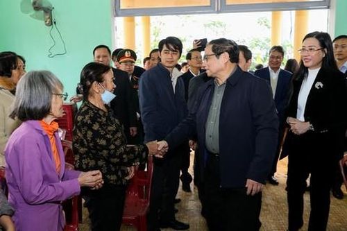  Thủ tướng gặp gỡ, động viên một số hộ dân nhường mặt bằng để làm đường cao tốc Bắc-Nam - Ảnh: VGP/Nhật Bắc