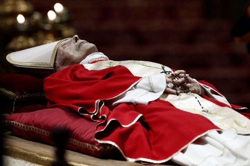  Giáo hoàng Benedict XVI, 95 tuổi, đã qua đời vào hôm 31/12 tại Tu viện Mater Ecclesiae, nơi ông sống kể từ khi rời khỏi vị trí người đứng đầu của Tòa thánh Vatican. Ảnh: Reuters. 