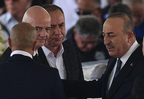  Tang lễ của Pele có sự hiện diện của Chủ tịch FIFA, Gianni Infantino và nhiều chính trị gia tại Brazil. Trong bài phát biểu mới nhất, ông Infantino kêu gọi mỗi quốc gia sẽ đổi tên một sân vận động thành Pele để tri ân đóng góp của "Vua bóng đá". 