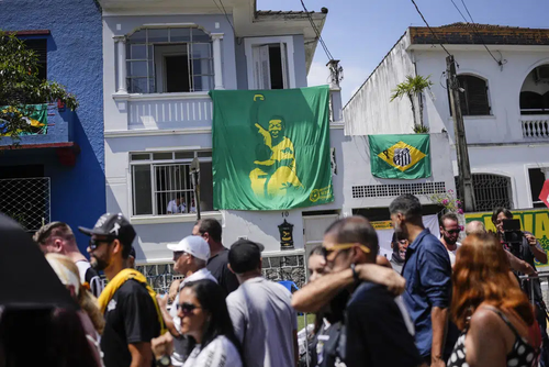 Trong sự nghiệp cầu thủ của mình, Pele đã giúp Brazil 3 lần vô địch thế giới vào các năm 1958, 1962 và 1970