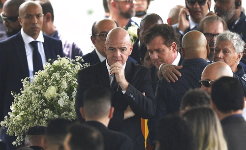 Tang lễ của Pele có sự hiện diện của Chủ tịch FIFA Gianni Infantino và nhiều chính trị gia Brazil.