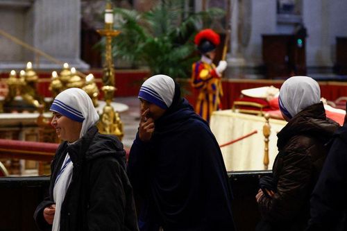Các tín đồ vào viếng cựu Giáo hoàng Benedict. (Ảnh: Reuters)