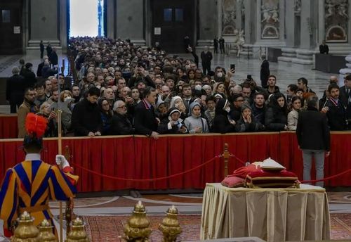 Các tín hữu bày tỏ lòng thành kính trước di hài cựu Giáo hoàng, ngày 2/1/2023. Ảnh: Reuters
