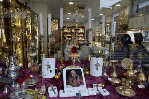 Bức ảnh của cựu Giáo hoàng Benedict XVI được trưng bày trên một cửa sổ cửa hàng bán các vật phẩm tôn giáo ở Rome, ngày 2/1/2023. Ảnh: AP