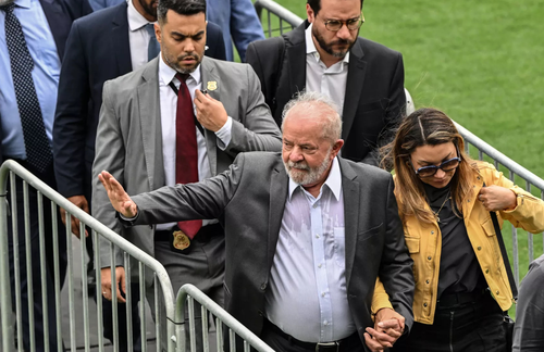 Tân tổng thống Brazil vẫy tay từ biệt Pele sau khi rời khu vực đặt linh cữu. 