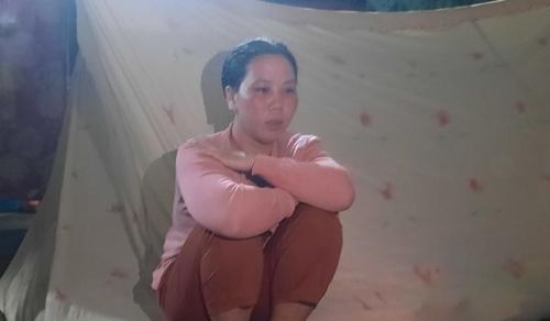 Chị Nguyễn Thị Mỹ Linh đã rất xúc động, sau khi hay tin con trai được xác định đã tử vong.