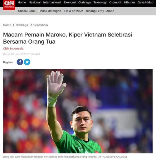 "Giống các cầu thủ Marocco, thủ môn Việt Nam ăn mừng cùng cha mẹ của mình", tờ CNN Indonesia giật tít. Ảnh: CNN Indonesia