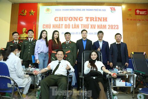 3 người đẹp chụp ảnh cùng đại diện lãnh đạo các đơn vị tại lễ phát động hưởng ứng chương trình Chủ nhật Đỏ của Đoàn Thanh niên CATP Hà Nội.