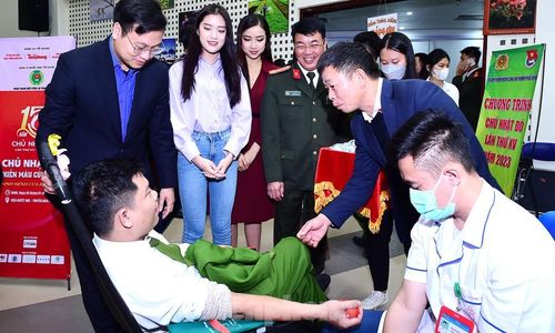 Nhà báo Phùng Công Sưởng (Phó Tổng Biên Tập Báo Tiền Phong) cùng các người đẹp giao lưu, hỏi thăm đoàn viên công an tham gia hiến máu.