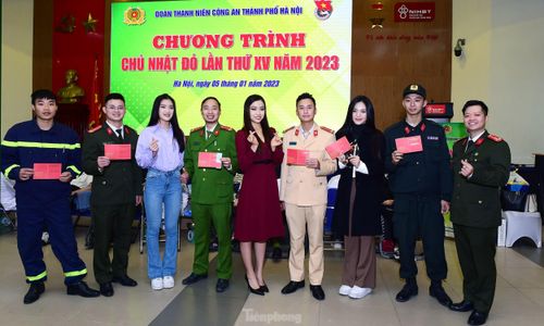 Người đẹp chụp ảnh cùng các thanh niên công an Thủ đô.