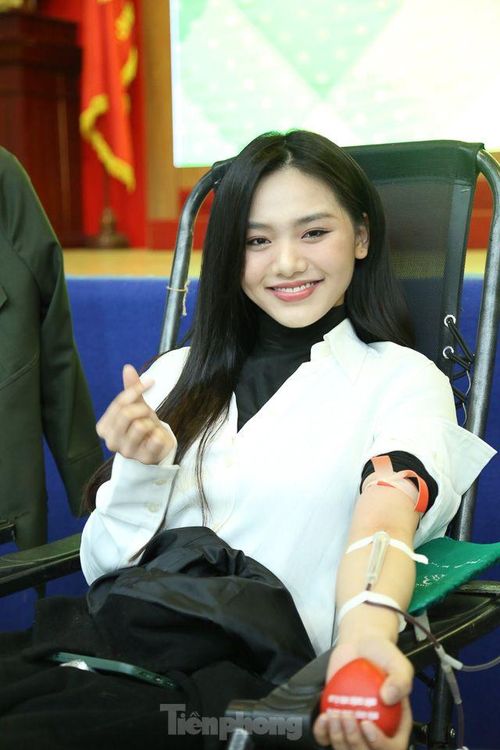Người đẹp Đinh Khánh Hòa (sinh năm 2003, Top 10 Hoa hậu Việt Nam 2022) chia sẻ: "Khi được mời tham dự chương trình, mình rất hồi hộp vì trước đó, mình chưa hiến máu lần nào. Nhân cơ hội này, mình đã đăng ký hiến máu với mức 250ml góp một đơn vị máu vào ngân hàng máu dự trữ dành cho người bệnh cần. Trong tương lai, mình mong muốn sẽ được tạo điều kiện tham gia nhiều chương trình ý nghĩa như Chủ nhật Đỏ hơn nữa để có nhiều trải nghiệm thiết thực nhất. Và muốn lan lan tỏa tới nhiều người khác, trước tiên, mình phải hành động".