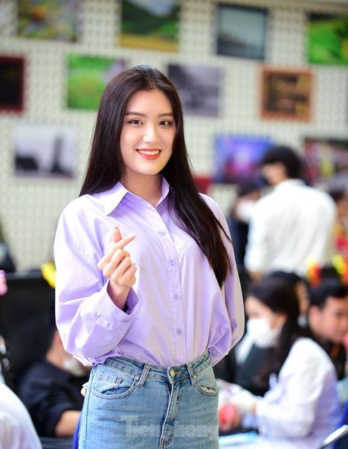 Người đẹp Phan Phương Oanh (Người đẹp biển ở Hoa hậu Việt Nam 2022) có chút tiếc nuối khi đăng ký hiến máu không thành công. Cô cho biết: "Tuy không đủ điều kiện hiến máu lần này nhưng mình sẽ đợi đến lần sau, khi sức khỏe ổn định sẽ tiếp tục đăng ký lại. Đến với chương trình, mình thật sự "choáng ngợp" trước không khí nhộn nhịp được hội tụ từ sức trẻ của đoàn viên công an thành phố. Vì thế, mình cũng đã được truyền cảm hứng và học hỏi thêm nhiều điều khi tham gia hoạt động cộng đồng. Với vai trò là một người đẹp trưởng thành từ cuộc thi Hoa hậu Việt Nam 2022, mình sẽ tiếp tục thực hiện nhiệm vụ, trách nhiệm lan tỏa, tuyên truyền trên mạng xã hội về hoạt động hiến máu nói riêng và hoạt động tình nguyện nói chung".