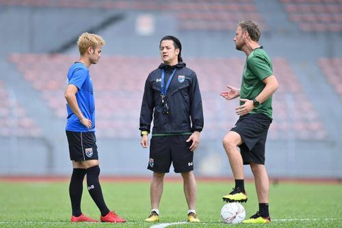 Chiều 6/1, tuyển Thái Lan có buổi tập cuối cùng trước trận bán kết lượt đi AFF Cup 2022 với Malaysia. Ông Polking dặn dò rất kỹ đội trưởng Theerathon Bunmathan, linh hồn trong lối chơi của "Voi chiến". Ở giải đấu này, hậu vệ từng vô địch J1 League được đẩy lên chơi tiền vệ trung tâm.