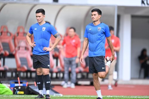 Adisak Kraisorn (phải) cũng được chú ý. Bán kết lượt về AFF Cup 2018, khi Thái Lan và Malaysia hòa nhau 2-2, anh trở thành tội đồ của đội bóng khi sút hỏng quả phạt đền ở phút 90+6. Thái Lan bị loại do luật bàn thắng trên sân khách (hai đội hòa nhau 0-0 tại Bukit Jalil). Adisak sẽ quyết tâm trả món nợ với người Mã.