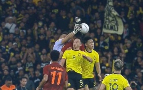 Malaysia bị tước bàn thắng theo cách không rõ ràng.