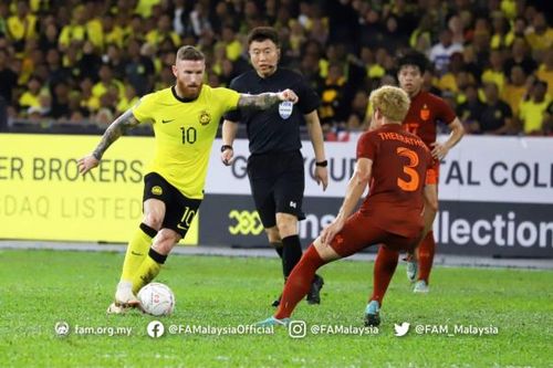 ĐT Malaysia (áo vàng) được chơi trên sân nhà trong trận bán kết lượt đi AFF Cup 2022. Ảnh: FAM.