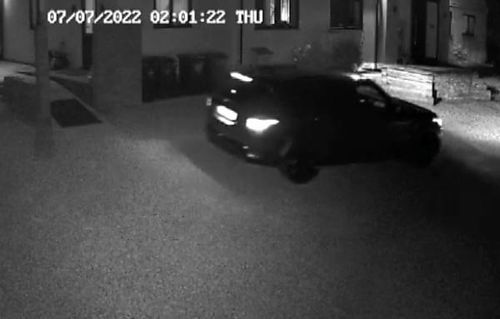 Chỉ trong ít phút ngắn ngủi, bọn trộm đã thành công đánh cắp chiếc Range Rover Sport của gia chủ. Ảnh: AutoJosh.