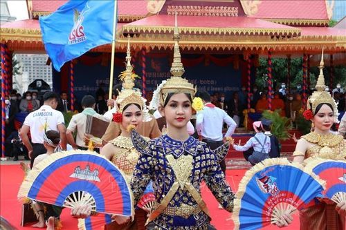 Biểu diễn văn nghệ chào mừng Ngày Chiến thắng 7/1. Ảnh: Nguyễn Hùng/PV TTXVN tại Campuchia