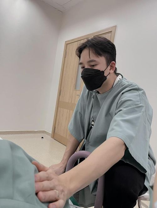 Khoảnh khắc đón ái nữ đầu lòng chào đời, Khánh Vy cho biết ông xã là người khóc lớn nhất, thậm chí còn hài hước cho rằng em bé ra đời cũng không khóc to bằng bố bỉm