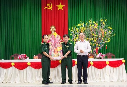Đồng chí Phan Văn Đăng, Phó Chủ tịch Thường trực UBND tỉnh Bình Thuận tặng quà, chúc Tết cán bộ, chiến sĩ BĐBP tỉnh Bình Thuận. Ảnh: Trung Thành