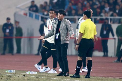 HLV Shin Tae-yong nhiều lần thể hiện sự mất bình tĩnh khi đối đầu Việt Nam của Park Hang-seo. Ảnh: Minh Chiến.