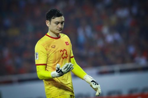 Sau bàn thua, Văn Lâm tỏ ra bần thần và nhìn khá lâu xuống đôi bàn tay. Bàn thua đầu tiên tại AFF Cup cũng tác động mạnh tới tinh thần tuyển Việt Nam.