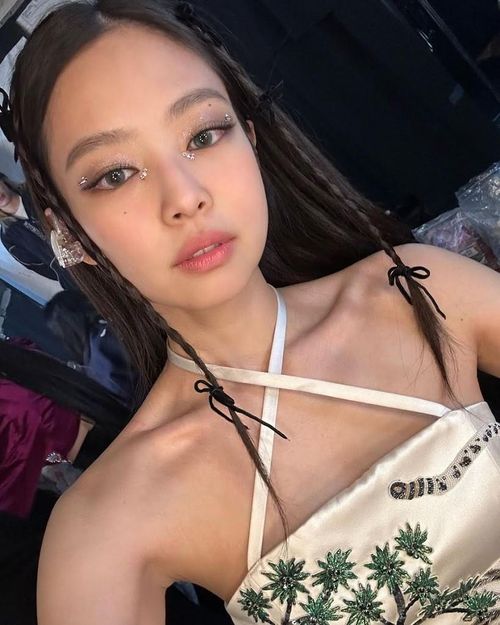 Jennie (BLACKPINK): Bị cho là có "thái độ không tốt" và "lười nhảy", Jennie đã trở thành một trong những idol bị chỉ trích nhiều nhất trong ngành giải trí Hàn Quốc. Thậm chí, việc vướng vào quá nhiều các tin đồn hẹn hò cũng khiến antifan lấy cớ phê phán cô nàng. Ngay cả sự xuất hiện của cô trên sân khấu cũng thường xuyên là chủ đề của những bình luận ác ý từ cư dân mạng.
