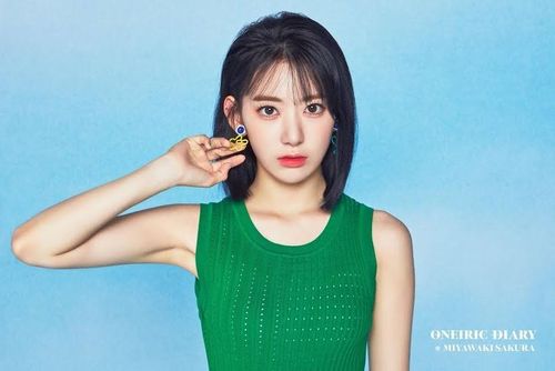 Sakura (LE SSERAFIM): Một số cư dân mạng cho rằng Sakura nhận được quá nhiều thời lượng xuất hiện và sự ưu ái khi tham gia Produce 48 so với các cô gái khác trong chương trình. Tuy nhiên, ngay cả khi đó là sự thật, đó không phải là lỗi của cô ấy. Sakura đã mang lại thành công từ IZ*ONE cho đến LE SSERAFIM, chứng minh rằng mình là một thần tượng đáng được khen ngợi và chú ý.