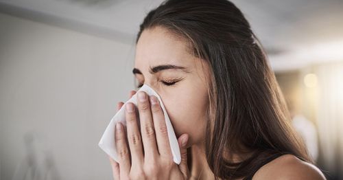 Hắt hơi xổ mũi là biểu hiển thường gặp của viêm phế quản cấp.