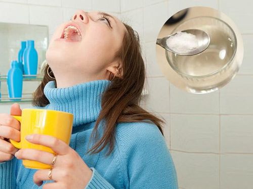 Súc họng vệ sinh hàng ngày để phòng bệnh.