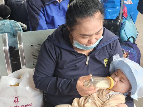 Nhiều công nhân được về quê sau một năm đầy khó khăn - Ảnh: Đ.T