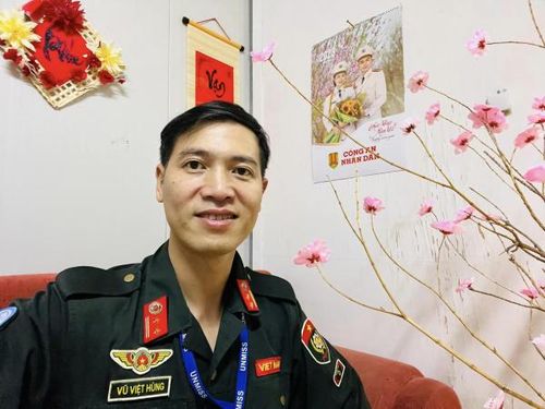 Trung tá Vũ Việt Hùng trong "không gian Tết Việt" bệnh viện dã chiến cấp 2 số 4 (thành phố Bentiu, Nam Sudan)
