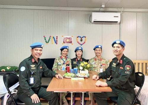 Ba cán bộ CAND Việt Nam cùng hai sĩ quan QĐND tham gia lực lượng gìn giữ hòa bình tại Nam Sudan. Ảnh: FBNV.