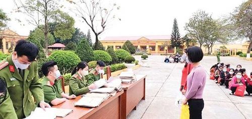 Cán bộ Trại giam Hoàng Tiến làm thủ tục cho các phạm nhân hết án trước khi họ tái hòa nhập cộng đồng.