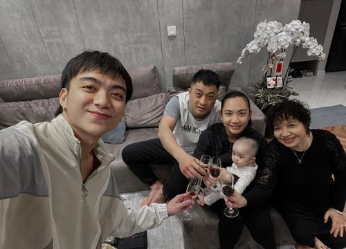Soobin gửi lời chúc năm mới an khang, thịnh vượng và bình an. Nam ca sĩ dành những ngày quan trọng nhất trong năm bên gia đình. Năm nay, giọng ca Tháng năm hạn chế nhận lịch diễn để ở bên người thân vào dịp Tết Nguyên đán.