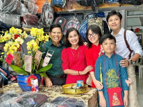 Nhạc sĩ Nguyễn Văn Chung quây quần bên gia đình dịp năm mới. Anh lì xì cho cha mẹ và các con đồng thời cầu chúc gia đình đón những điều tốt đẹp nhất trong năm Quý Mão.