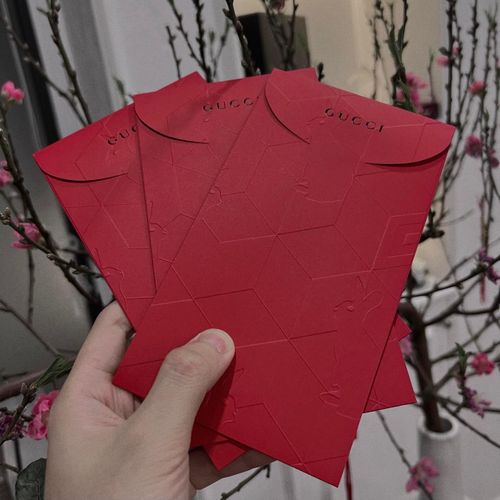 Đăng ảnh đầu năm, Sơn Tùng M-TP chúc khán giả có một năm 2023 tưng bừng, ước gì được nấy, tràn ngập niềm vui, hạnh phúc và may mắn trong cuộc sống lẫn công việc. “Đặc biệt, Tùng xin chúc mọi người sức khỏe thật tốt. Vì có sức khỏe, chúng ta sẽ có tất cả. Năm 2023 hứa hẹn thật nhiều điều tuyệt vời đang chờ chúng ta ở phía trước. Đừng chần chừ, hãy chạy thật nhanh về phía trước nhé”, giọng ca Em của ngày hôm qua viết.