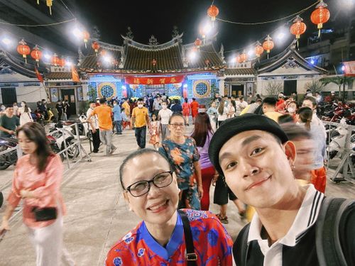 Jun Phạm cùng gia đình đi lễ chùa đầu năm mới. Nam ca sĩ nhắn nhủ tới người thân và khán giả: “Mong nhà nhà bình an”.
