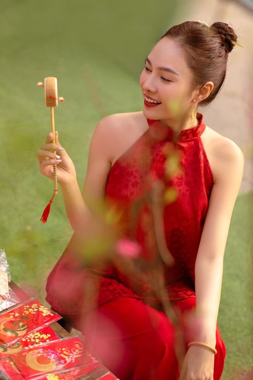 Lưu Hiền Trinh chọn trang phục đỏ rực rỡ trong ngày đầu năm mới với hy vọng đón một năm bình an, thành công. Nữ ca sĩ cũng cầu chúc gia đình và khán giả năm mới luôn tươi vui, khỏe mạnh.
