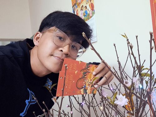 “Năm Quý Mão, chúc quý vị gặt hái được nhiều quý vật, sức khỏe luôn được quý trọng, gặp được quý nhân, nhiều người quý mến, có thật nhiều khoảnh khắc quý giá. Chúc các bạn nữ chưa có người yêu quen được chàng trai xem mình là quý phi, được vậy thì thật quý hóa”, quán quân King of Rap ICD gửi lời chúc tới người hâm mộ.
