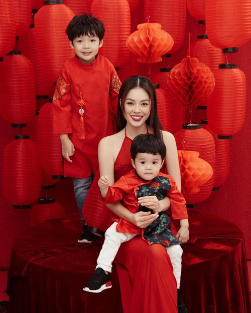Dương Cẩm Lynh đã trải qua một năm nhiều sóng gió. Nữ diễn viên cho biết cô hạnh phúc khi có được cái Tết trọn vẹn bên các con. Dương Cẩm Lynh cảm ơn đồng nghiệp, khán giả đã động viên cô trong thời gian gặp biến cố. “Chúc cả nhà một năm mới an khang, thịnh vượng, vạn sự như ý, tỷ sự may mắn và dồi dào sức khỏe”, Dương Cẩm Lynh viết.