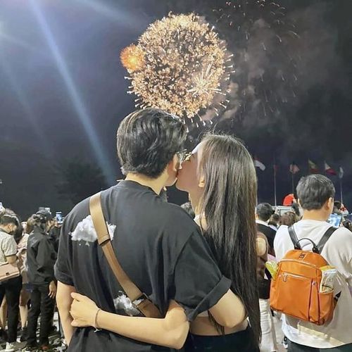 Nhiều cặp đôi cùng nhau chiêm ngưỡng màn pháo hoa chào đón Năm mới.