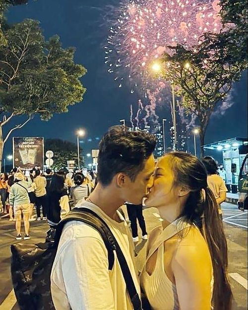 Những nụ hôn đầu tiên trước thềm Năm mới dành tặng cho nhau.