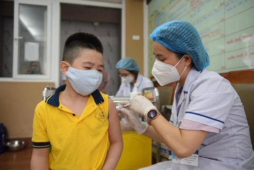 Người lớn và trẻ em hãy bảo đảm được tiêm vaccine phòng Covid-19 đầy đủ, bao gồm tất cả các liều nhắc lại được ngành y tế khuyến nghị.