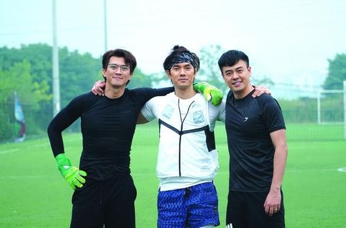 Hà Việt Dũng, Nhan Phúc Vinh (giữa) và Tuấn Tú trong phim “Anh có phải đàn ông không”