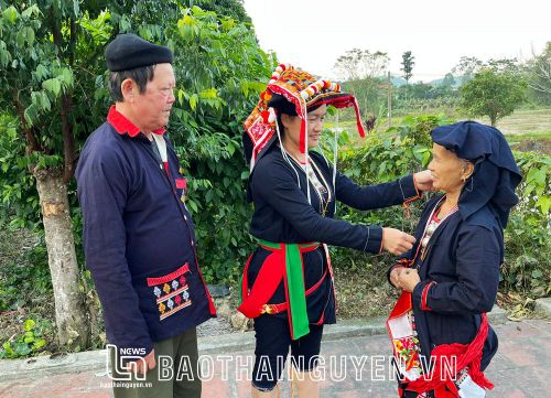 Sau phần nghi lễ, người Dao đến nhà nhau để thăm hỏi, chúc mừng năm mới đến.