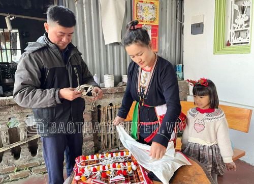 Vào ngày Tết, người Dao thường chuẩn bị và khoác trên mình bộ trang phục truyền thống.